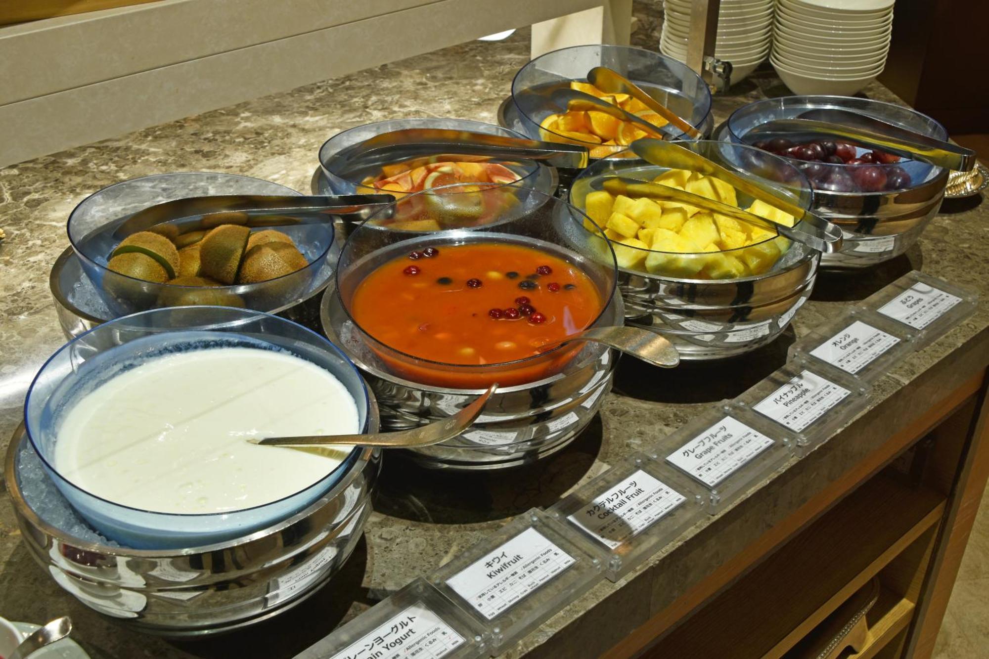 Hotel Okura Fukuoka Fukuoka  Exteriör bild A selection of fruit and yoghurt at a buffet