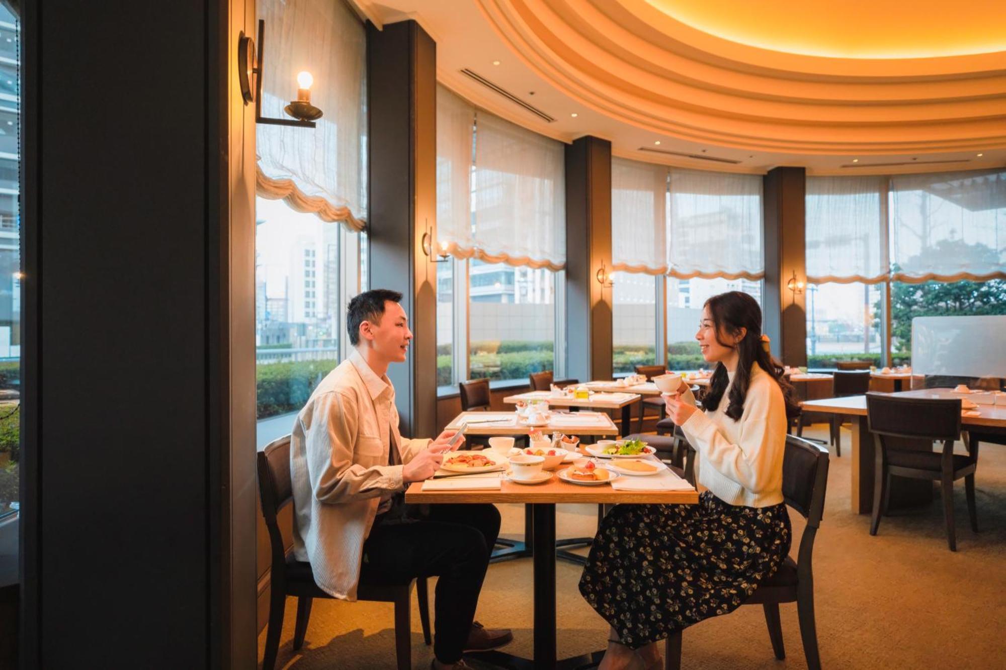 Hotel Okura Fukuoka Fukuoka  Exteriör bild A couple dining at a restaurant in Japan