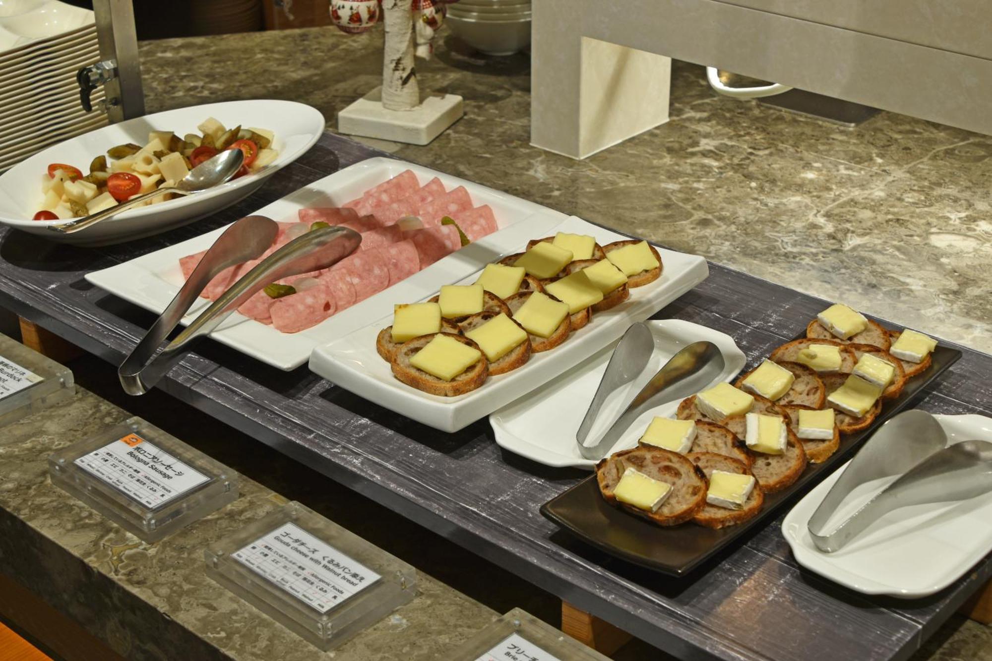 Hotel Okura Fukuoka Fukuoka  Exteriör bild A cheese platter