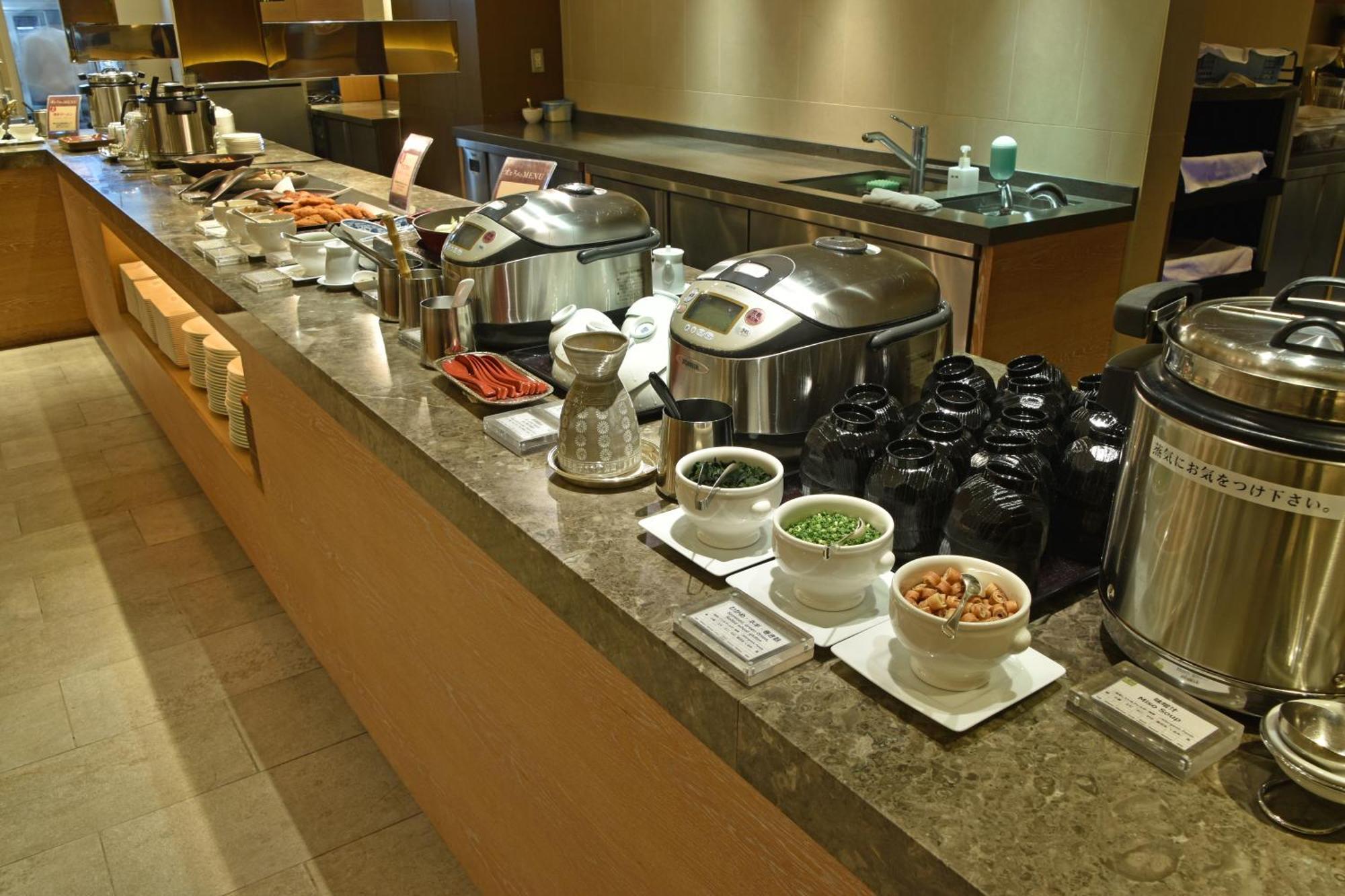 Hotel Okura Fukuoka Fukuoka  Exteriör bild A buffet at a hotel