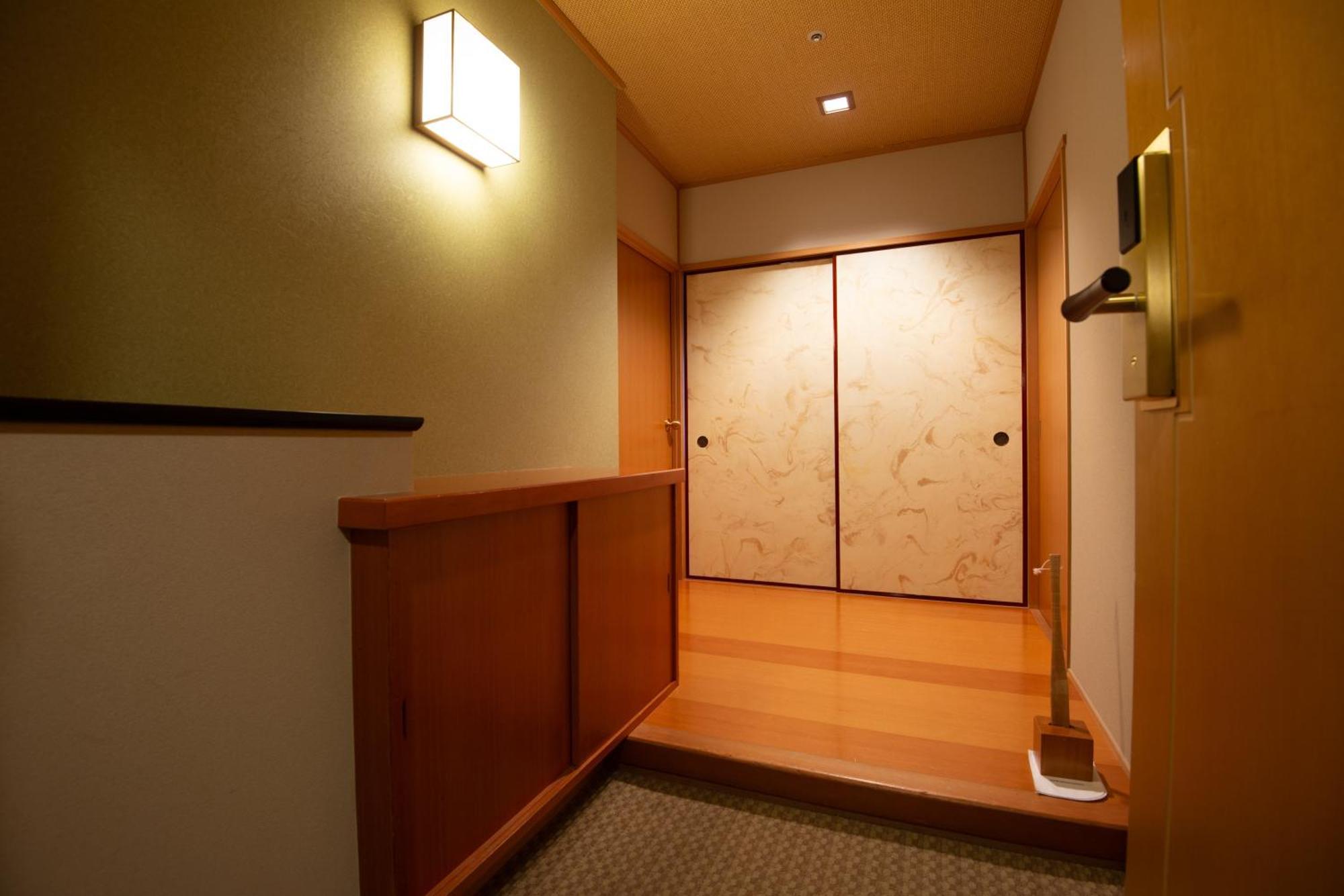Hotel Okura Fukuoka Fukuoka  Exteriör bild A small genkan